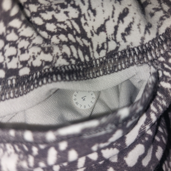 VEUC Lululemon Align Crops - Picture 3 of 3